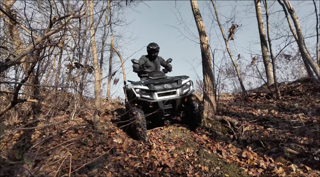 Can-Am Outlander &eacute;lectrique 2026 en descente sur terrain forestier